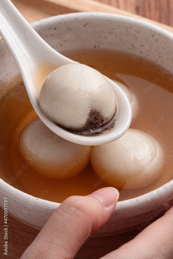 Sesame big tangyuan with syrup soup.