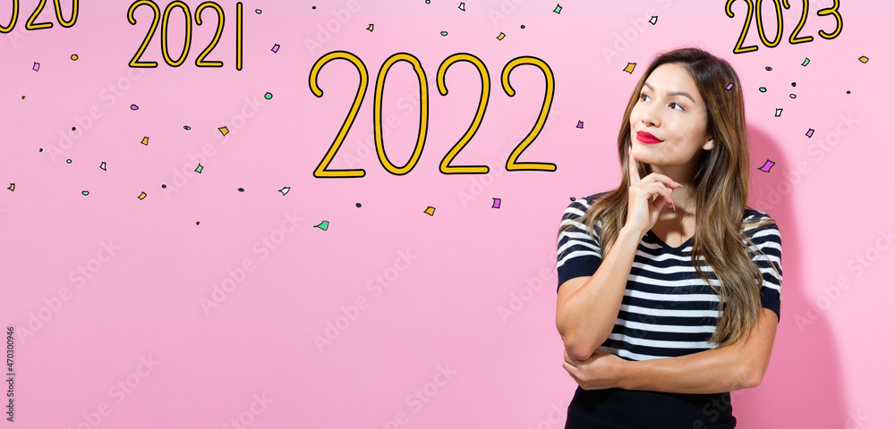 2022年，年轻女性摆出体贴的姿势