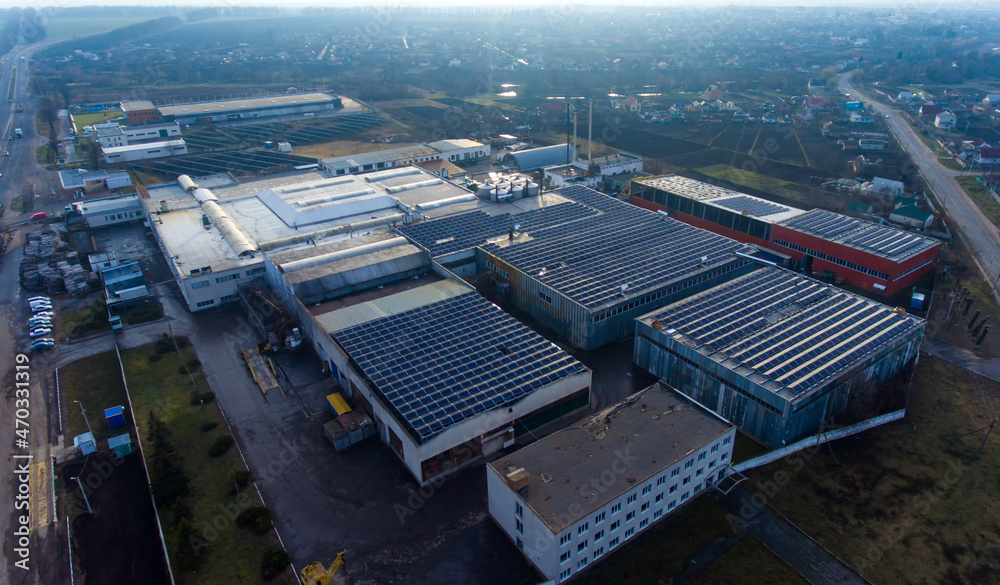 工业建筑上安装了大量太阳能电池板。应用宽敞的屋顶区域进行生产