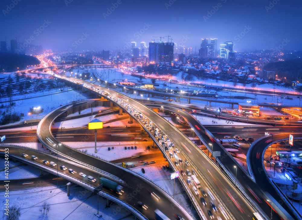 雾中现代城市夜间道路鸟瞰图