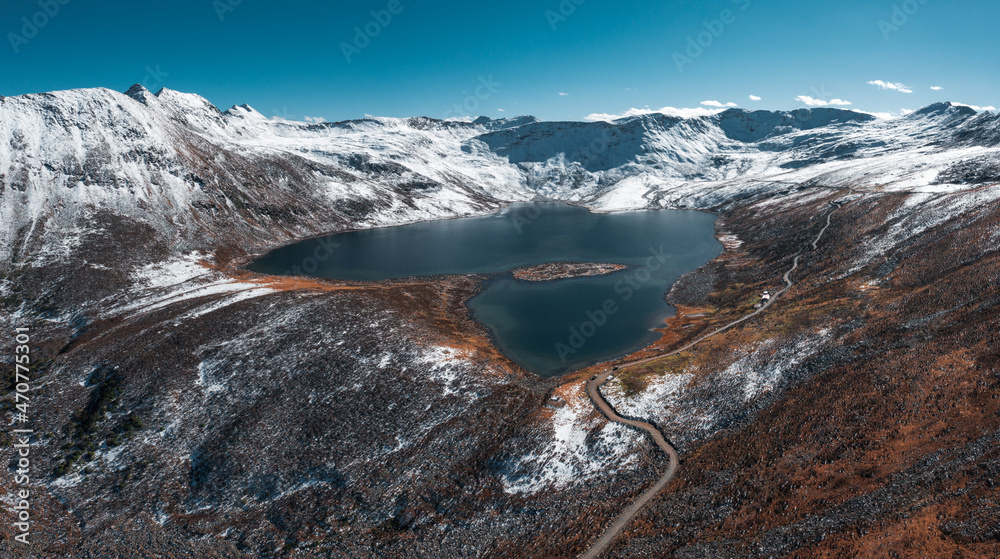 雪山中的湖泊