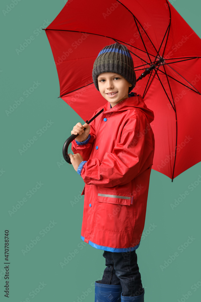 小男孩穿着雨衣，彩色背景带雨伞