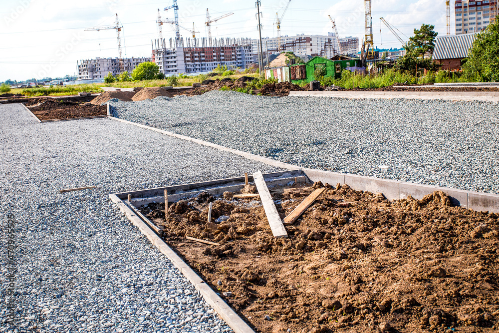 道路施工现场，石头和砾石