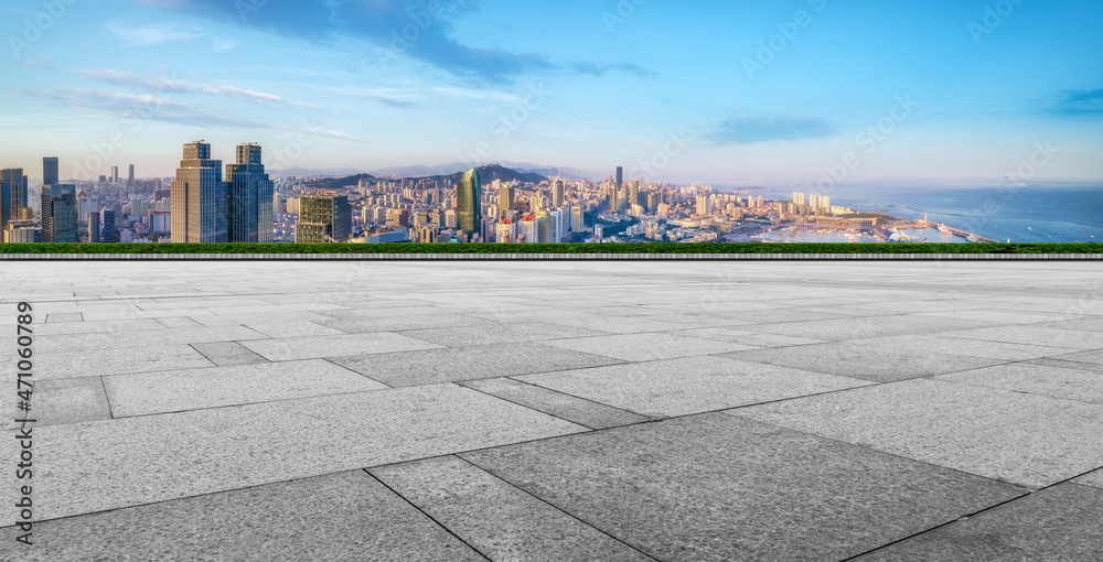 以城市天际线为背景的空砖地板