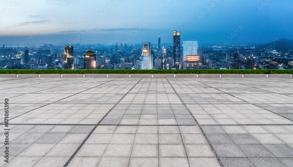 以城市天际线为背景的空砖地板