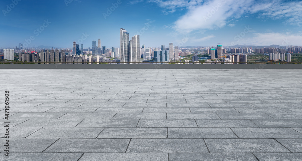 以城市天际线为背景的空砖地板