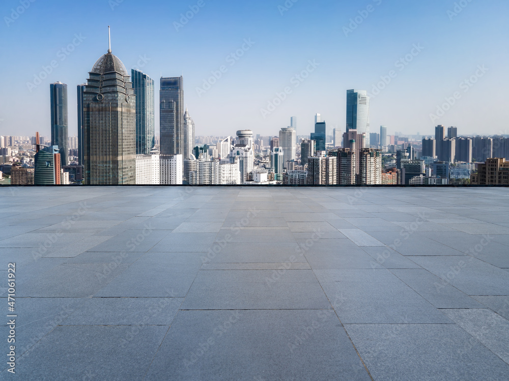 城市天际线背景的空砖地板