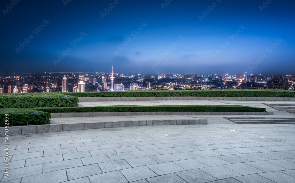 以城市天际线为背景的空砖地板