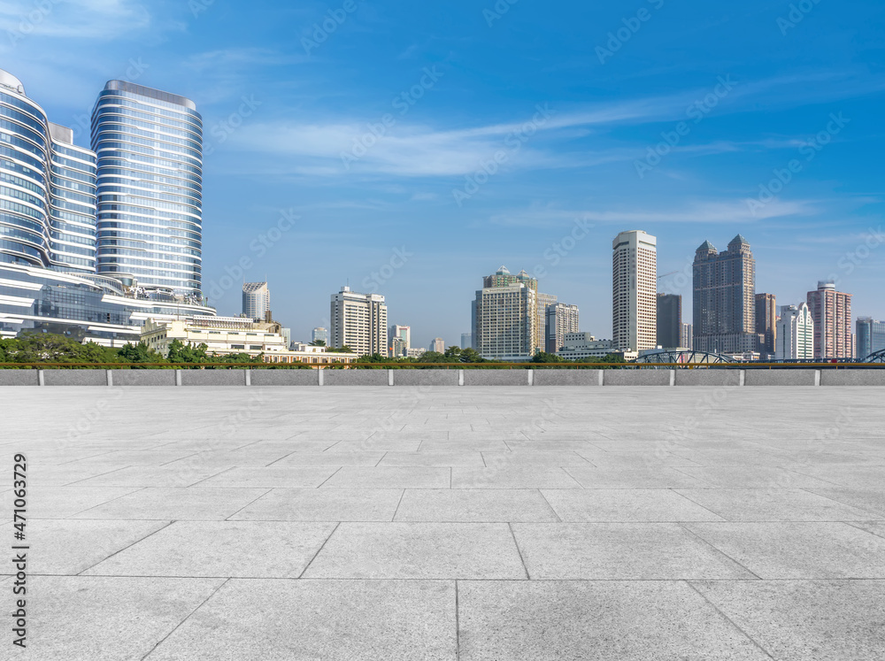 以城市天际线为背景的空砖地板