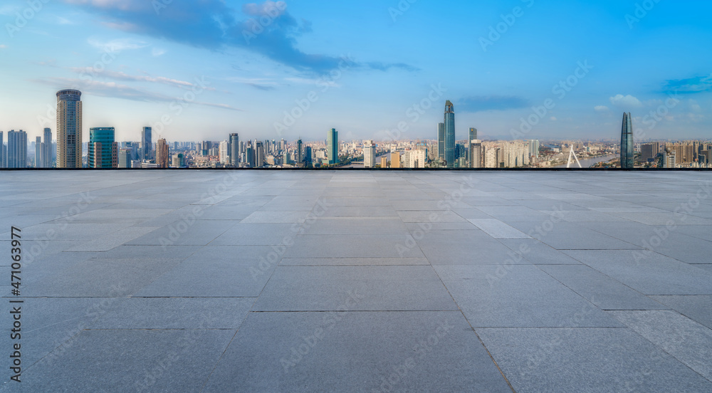 以城市天际线为背景的空砖地板