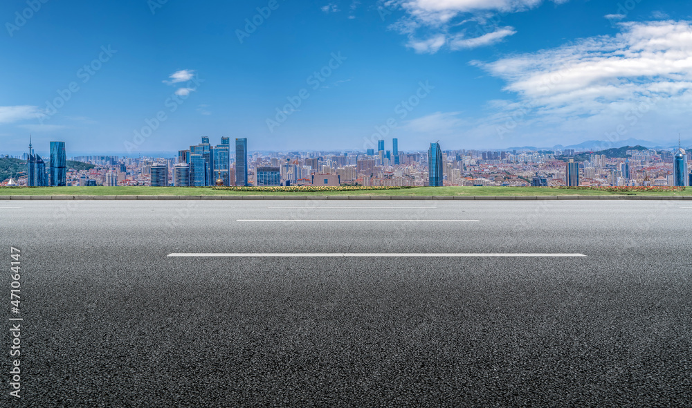 空旷的柏油路、城市天际线和建筑景观，中国。