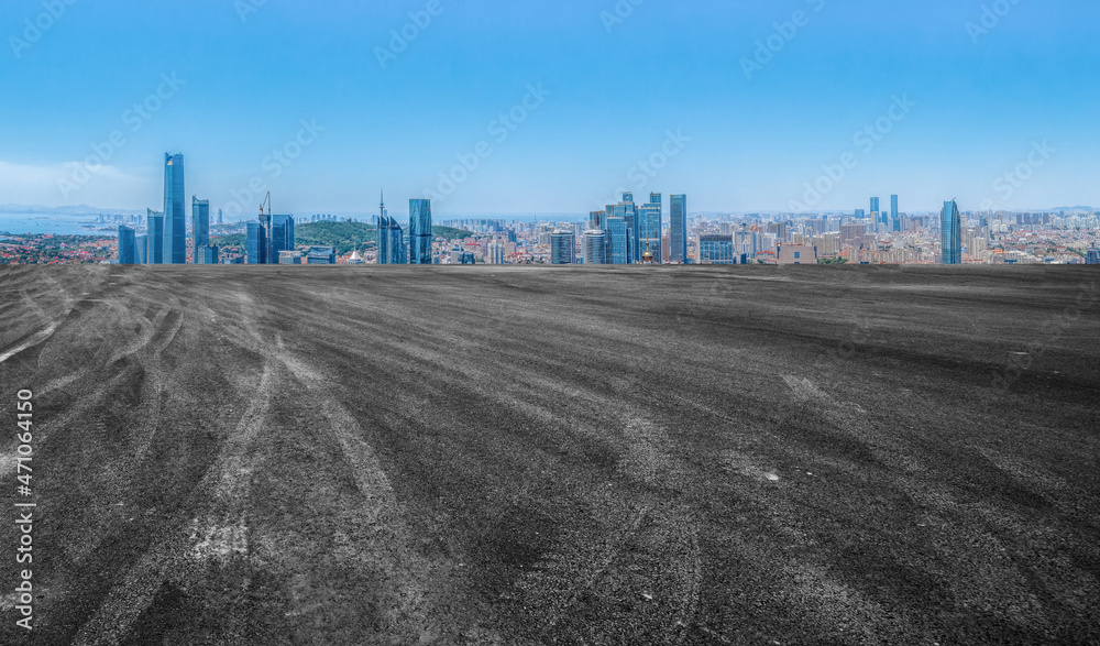 空旷的柏油路、城市天际线和建筑景观，中国。