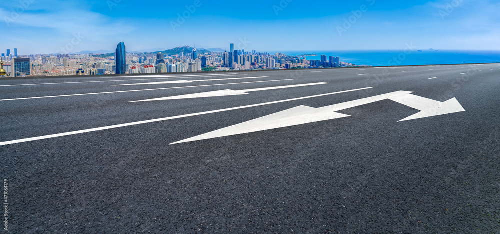 空旷的柏油路、城市天际线和建筑景观，中国。