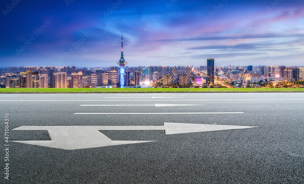 空旷的柏油路、城市天际线和建筑景观，中国。