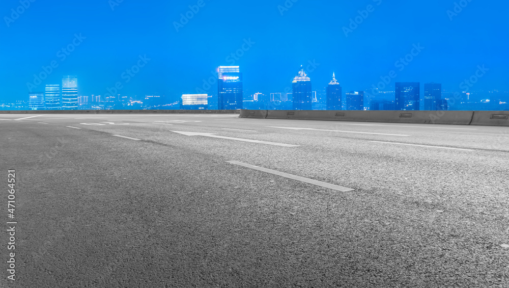 空旷的柏油路、城市天际线和建筑景观，中国。