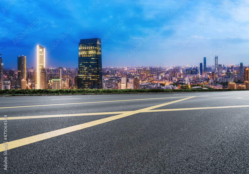 空旷的柏油路、城市天际线和建筑景观，中国。