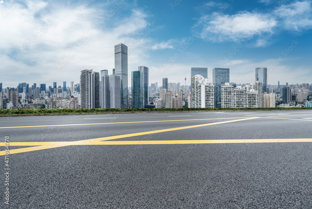 空旷的柏油路、城市天际线和建筑景观，中国。