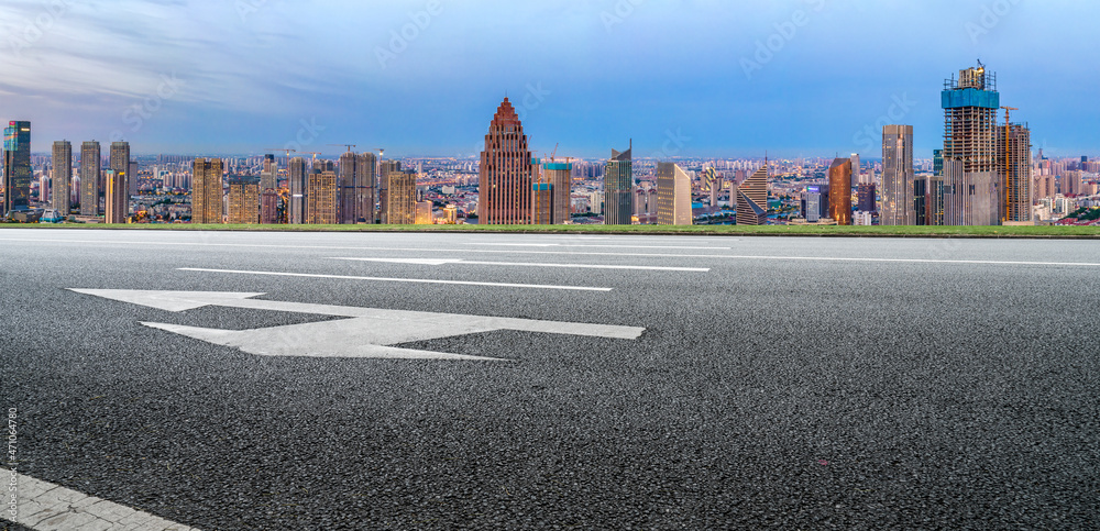 空旷的柏油路、城市天际线和建筑景观，中国。