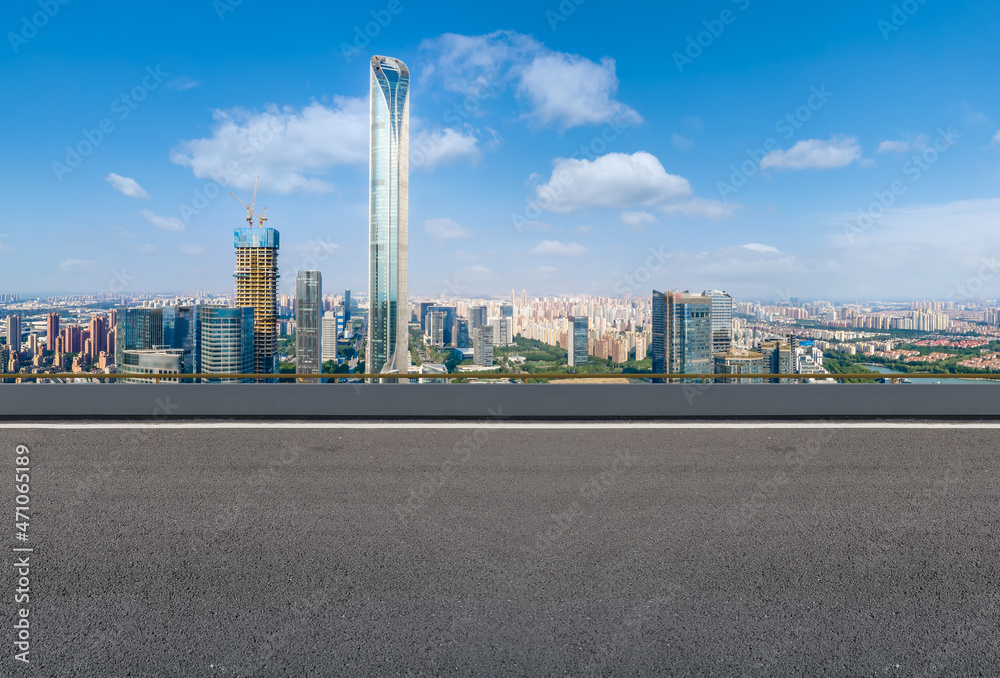 空旷的柏油路、城市天际线和建筑景观，中国。