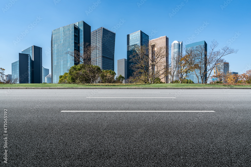 空旷的柏油路、城市天际线和建筑景观，中国。