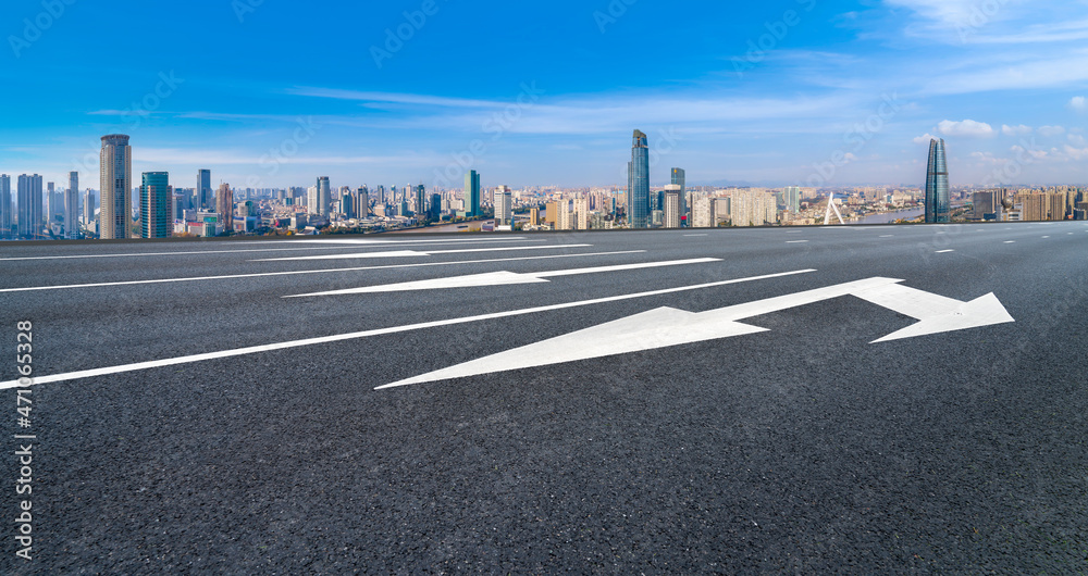 空旷的柏油路、城市天际线和建筑景观，中国。