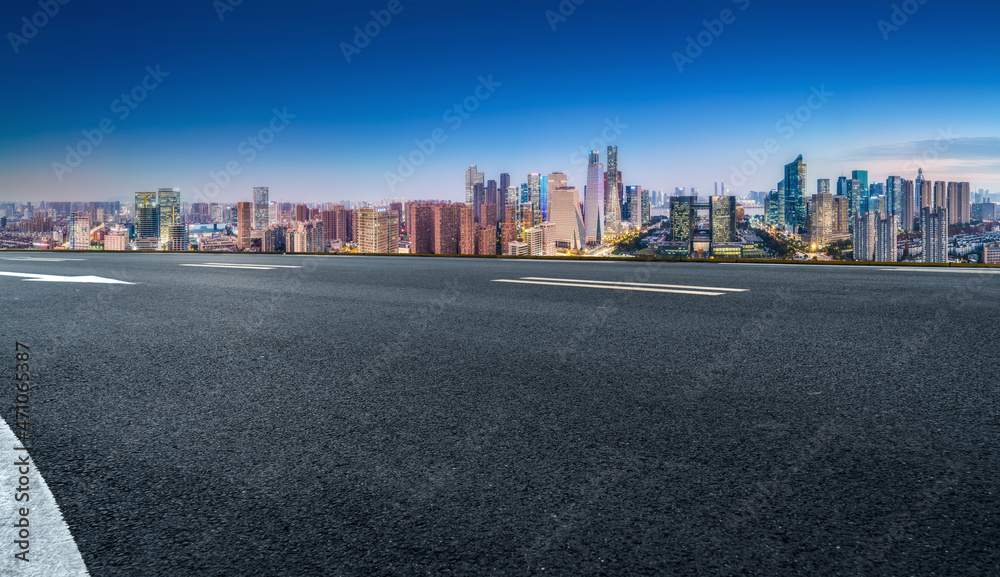 空旷的柏油路、城市天际线和建筑景观，中国。