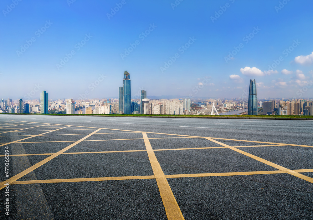 空旷的柏油路、城市天际线和建筑景观，中国。