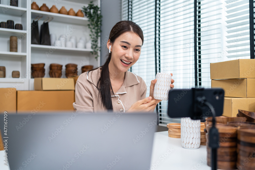 亚洲美女在家在线直播销售花瓶产品。