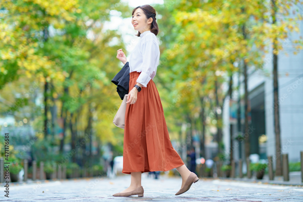 オフィスカジュアルスタイルで通勤する女性