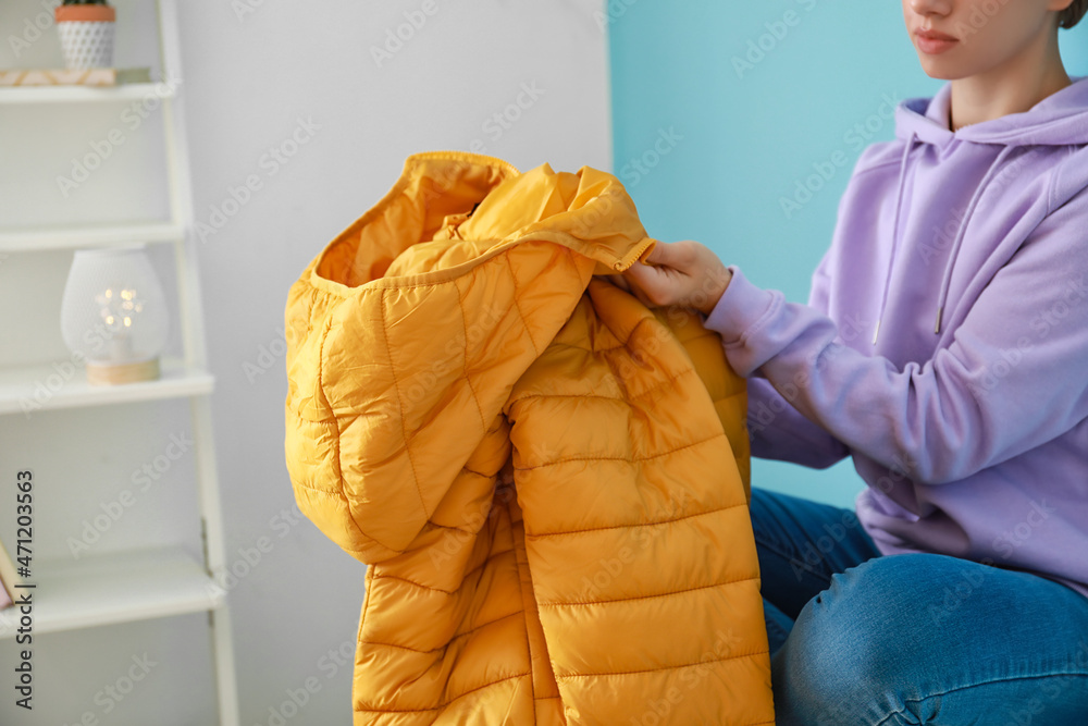 浴室里穿着黄色羽绒服的年轻女子