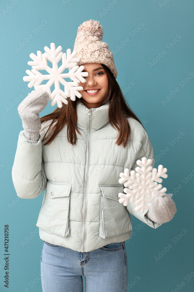 穿着羽绒服的美女，蓝底大雪花