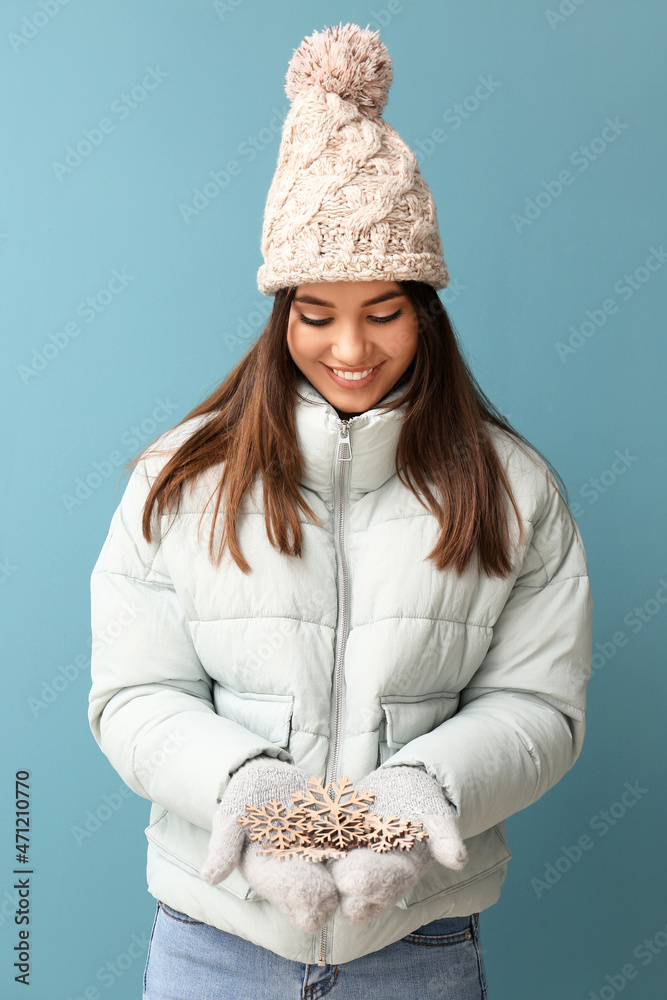 穿着蓝色背景雪花羽绒服的美女