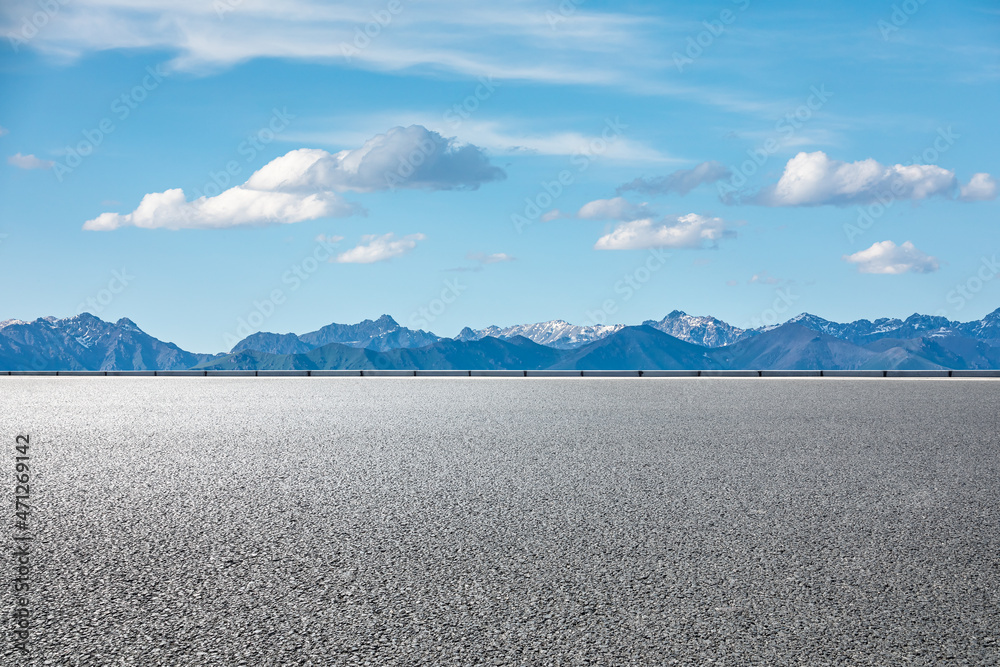 蓝天下的柏油路和山。公路和山的背景。