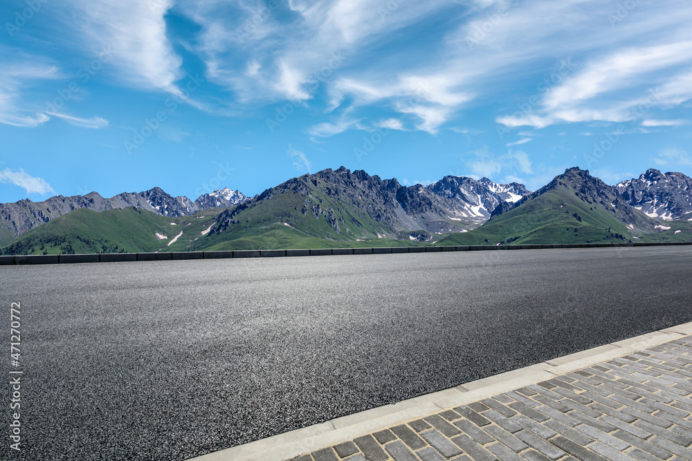 蓝天下的柏油路和山。公路和山的背景。