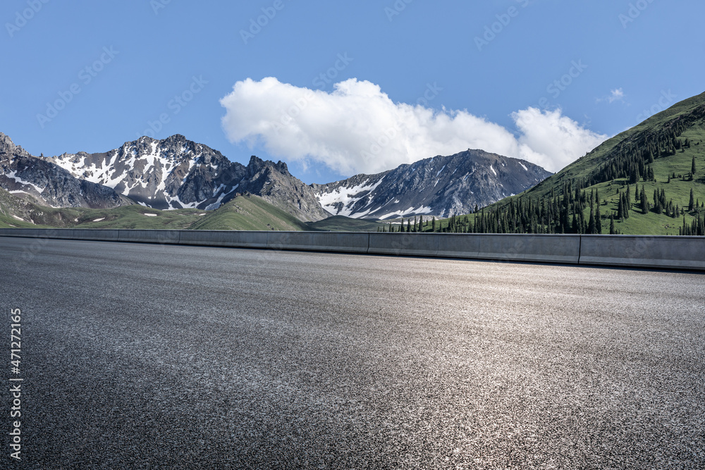 蓝天下的沥青路和山。公路和山的背景。