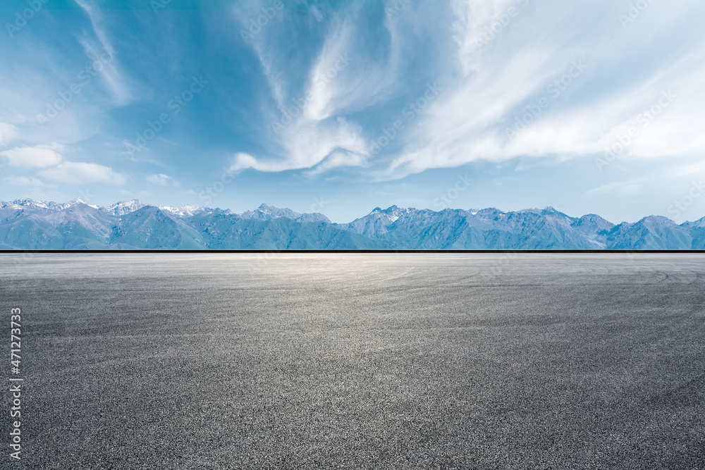 空旷的道路和山地自然背景