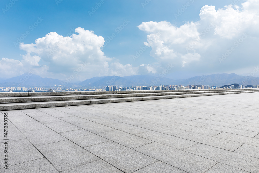 空荡荡的广场层和带天际线的现代城市商业建筑