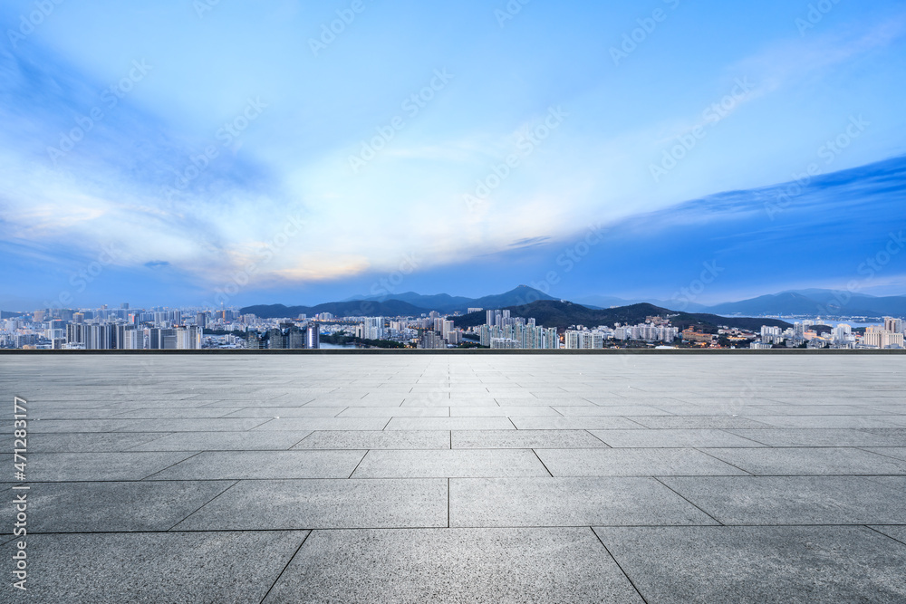 空荡荡的广场层，带天际线的现代城市商业建筑