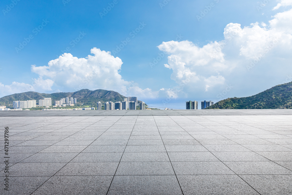 空旷的广场层和海边天际线的现代城市建筑