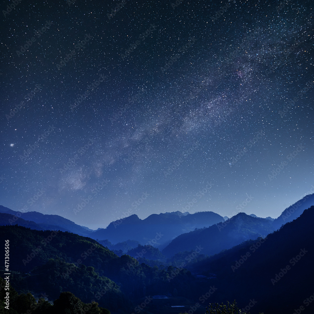 美丽的风景——夜晚的蓝山，以银河为背景，泰国清迈