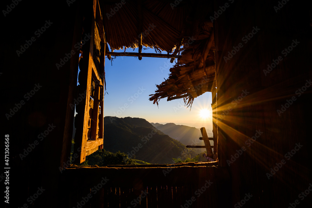 早上从小屋窗户看风景自然