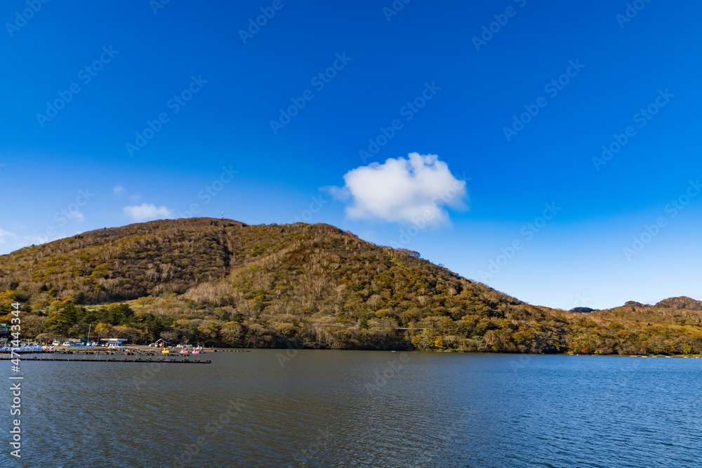 紅葉した赤城山と麓にある大沼