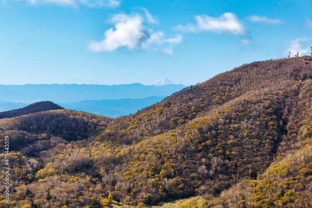 紅葉した赤城山と、遠くに見える富士山