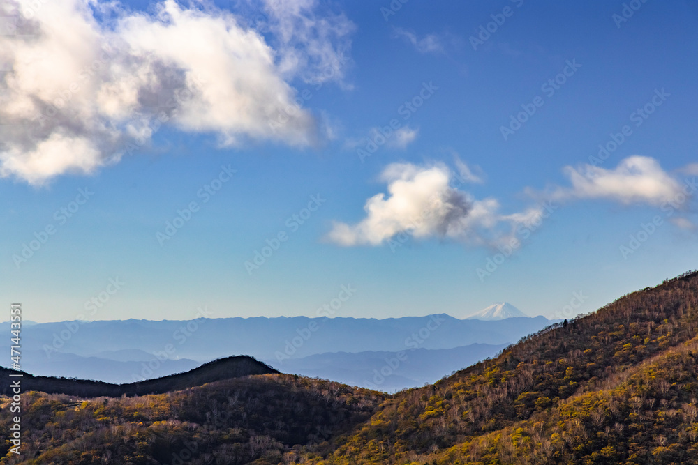 紅葉した赤城山と、遠くに見える富士山