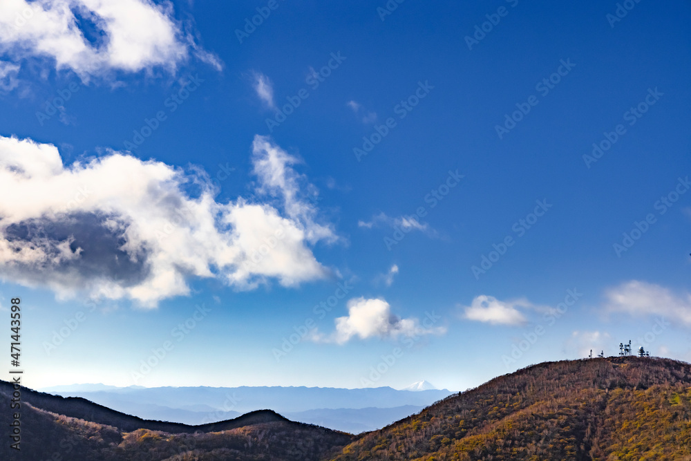 紅葉した赤城山と、遠くに見える富士山