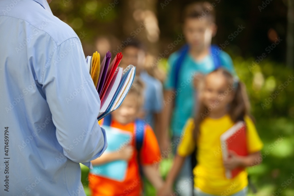 小组学校的孩子们一边听老师讲课，一边一起学习大自然