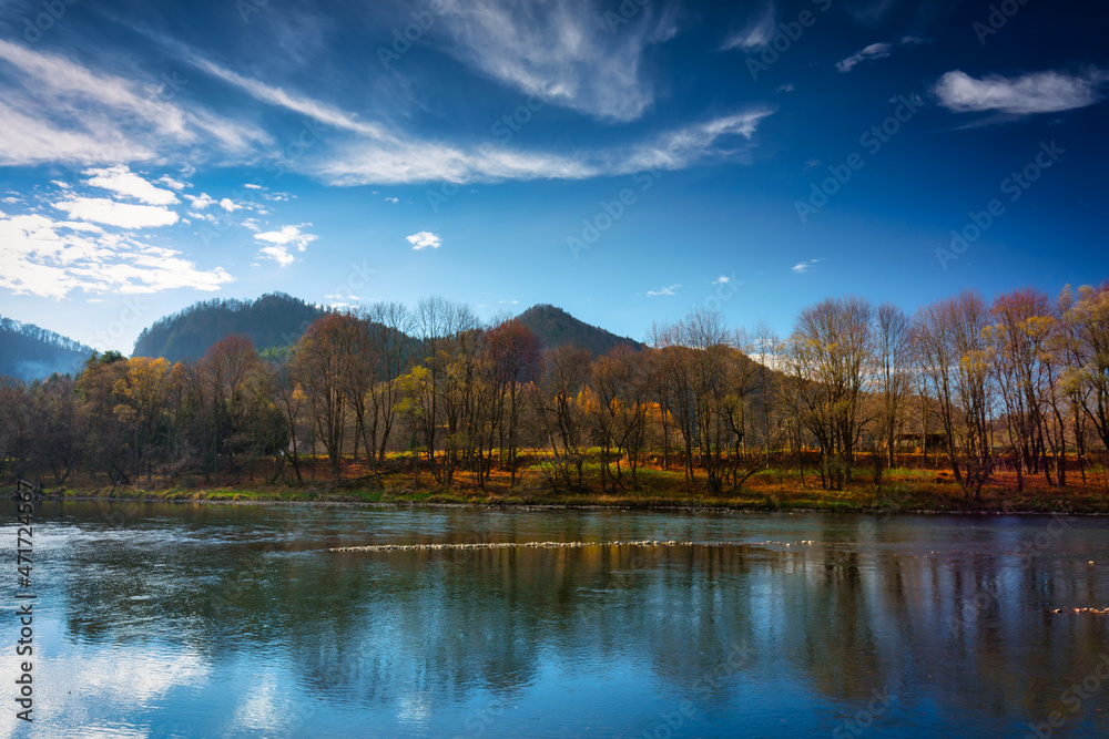 秋天的杜纳杰克河美丽景观。波兰Szczawnica