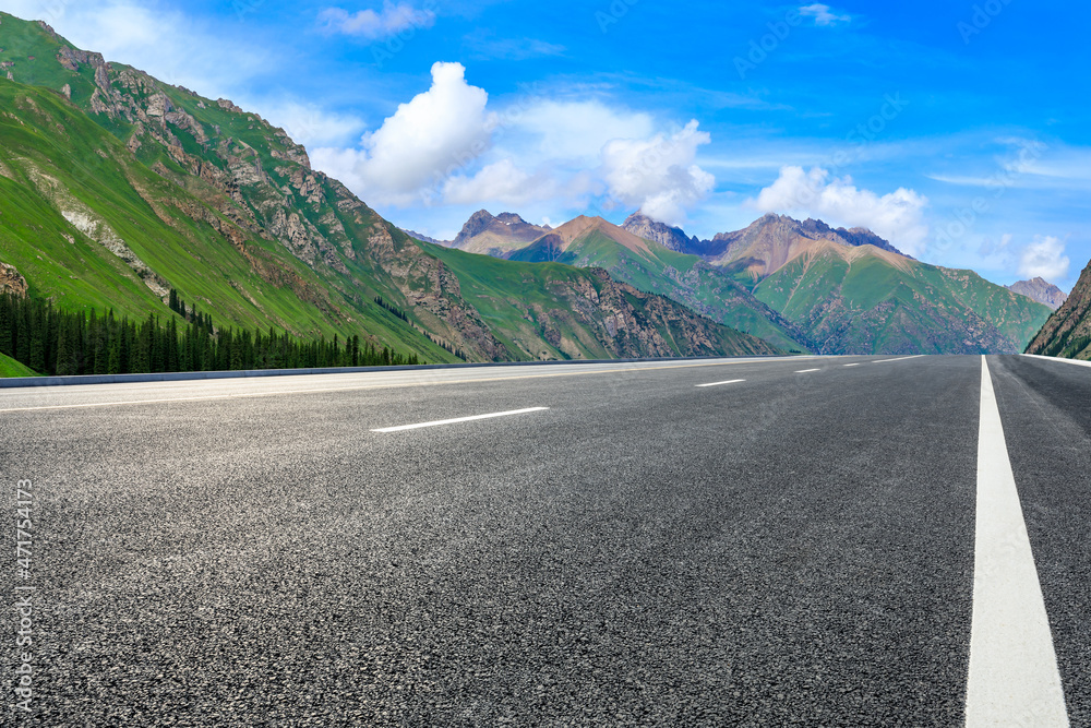 蓝天下的柏油路和山。公路和山的背景。