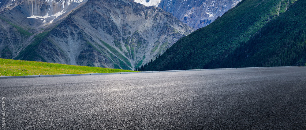 空旷的柏油路和山地自然背景