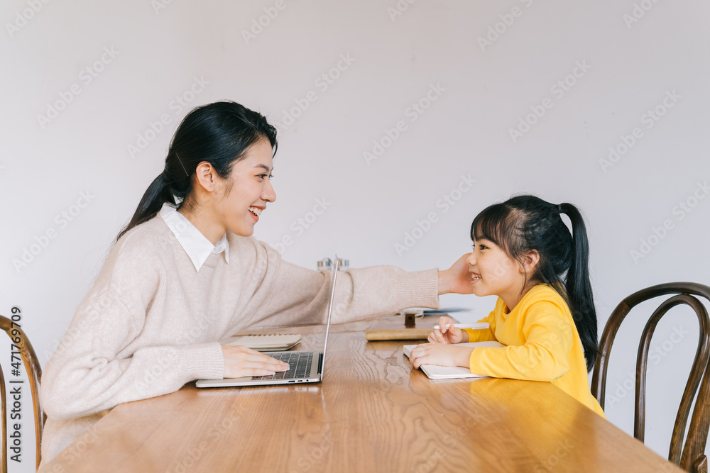 母女在家学习